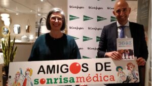 Sonrisa M&eacute;dica recibe 940 euros por la venta de sus calendarios solidarios