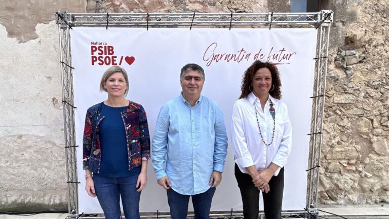 Sofía Alonso, Xisco Arrom y Catalina Cladera, durante la presentación del candidato socialista en Lloret