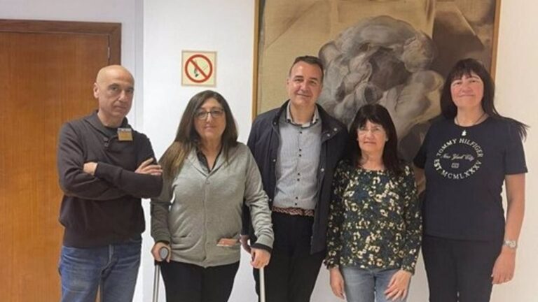 La víctima del atropello de un patinete, Maria Fuster, junto a el teniente de alcalde de Movilidad Sostenible, Xisco Dalmau