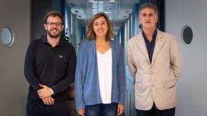 El decano de la Facultad de Medicina de la UIB, Miquel Roca (a la derecha de la imagen), junto a la vicedecana, Margalida Gili, y el investigador Guillem Navarra