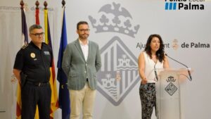 Josep Palouzi&eacute;, Jos&eacute; Hila y Ang&eacute;lica Pastor, en una imagen retrospectiva, durante un acto informativo en el Ayuntamiento de Palma