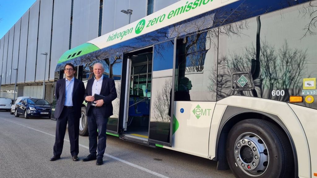 Iago Negueruela y Sebastian Ebel, en la planta de hidrógeno de Lloseta