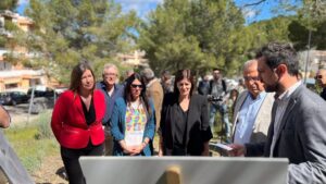 La consellera de Salut, Patricia G&oacute;mez, y el alcalde de Calvi&agrave;, Alfonso Rodr&iacute;guez Badal, junto a otros responsables pol&iacute;ticos, durante la visita a los terrenos de una de las nuevas UBS proyectadas en Son Ferrer y Peguera