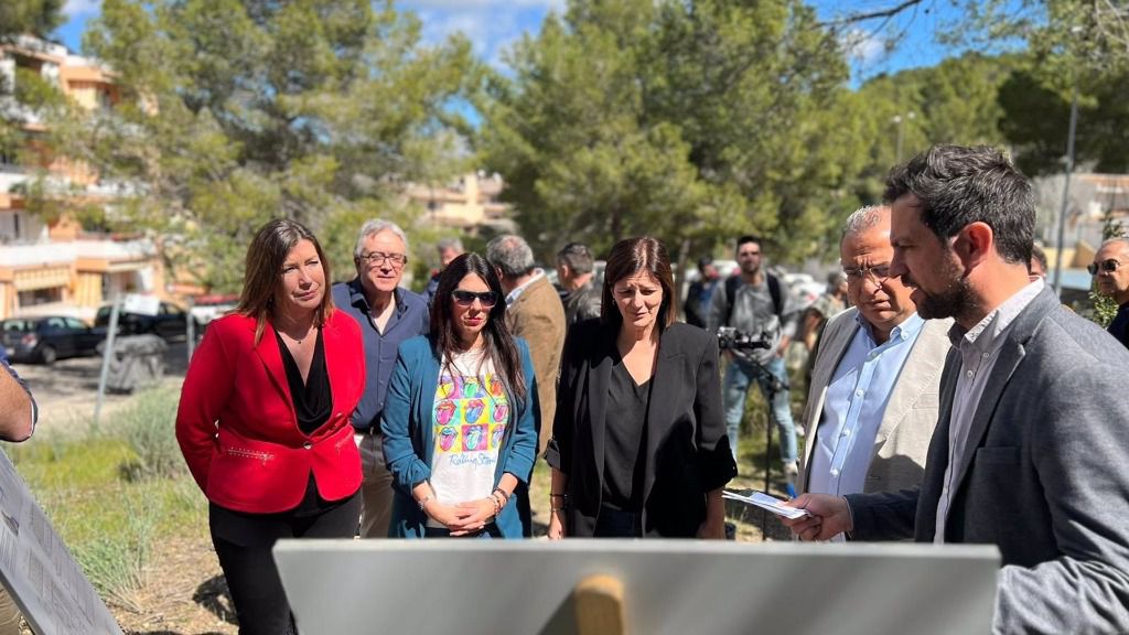 La consellera de Salut, Patricia Gómez, y el alcalde de Calvià, Alfonso Rodríguez Badal, junto a otros responsables políticos, durante la visita a los terrenos de una de las nuevas UBS proyectadas en Son Ferrer y Peguera
