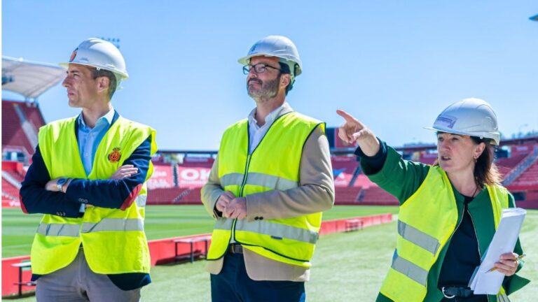 Alfonso Díaz, José Hila y la arquitecta Izaskun Larzábal, durante la visita a las obras del Fondo Norte de Son Moix