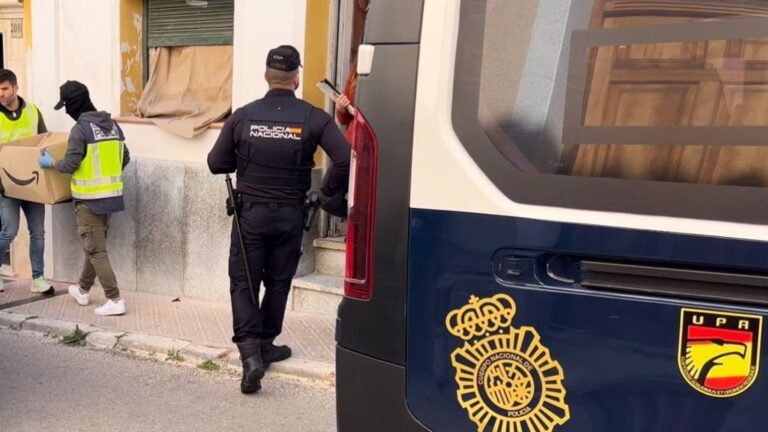 Efectivos policiales durante la operación antidroga llevada a cabo en Menorca, el 24 de marzo