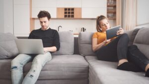 pareja ordenador tablet