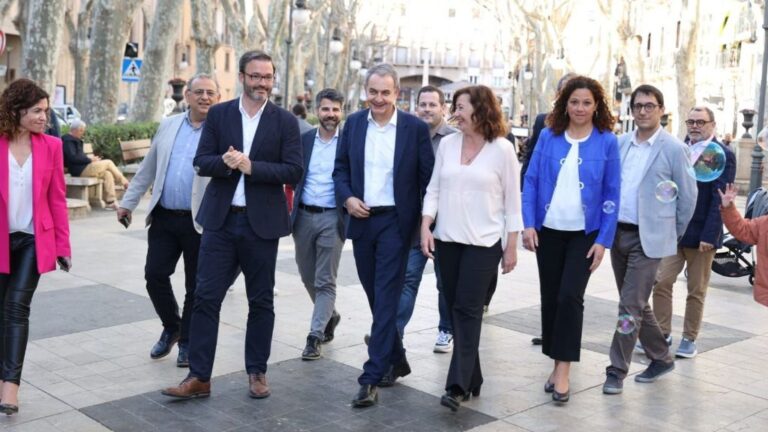 Cargos del PSIB, encabezados por la presidenta del Govern, Francina Armengol, acompañan a José Luis Rodríguez Zapatero en su paseo por el centro de Palma