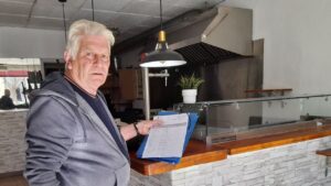 Ra&uacute;l Lodeiro, con un documento relativo a las multas de circulaci&oacute;n no notificadas por el Ayuntamiento de Palma