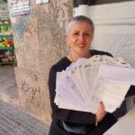 Iskra Kosadinova, con la documentación que ha reunido a lo largo de estos últimos años en que se ha visto afectada por las multas de tráfico no notificadas por Cort