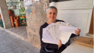 Iskra Kosadinova, con la documentaci&oacute;n que ha reunido a lo largo de estos &uacute;ltimos a&ntilde;os en que se ha visto afectada por las multas de tr&aacute;fico no notificadas por Cort