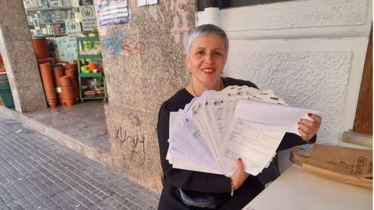 Iskra Kosadinova, con la documentación que ha reunido a lo largo de estos últimos años en que se ha visto afectada por las multas de tráfico no notificadas por Cort