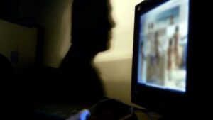 Imagen de archivo de efectivos de las fuerzas de seguridad investigando archivos ped&oacute;filos