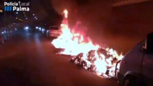 Imagen de archivo, sobre un incendio de contenedores, distribuida por la Polic&iacute;a Local de Palma