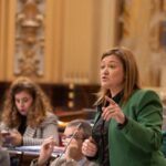 La consellera de Funció Pública, Mercedes Garrido, durante un pleno en el Parlament