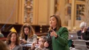 La consellera de Funci&oacute; P&uacute;blica, Mercedes Garrido, durante un pleno en el Parlament
