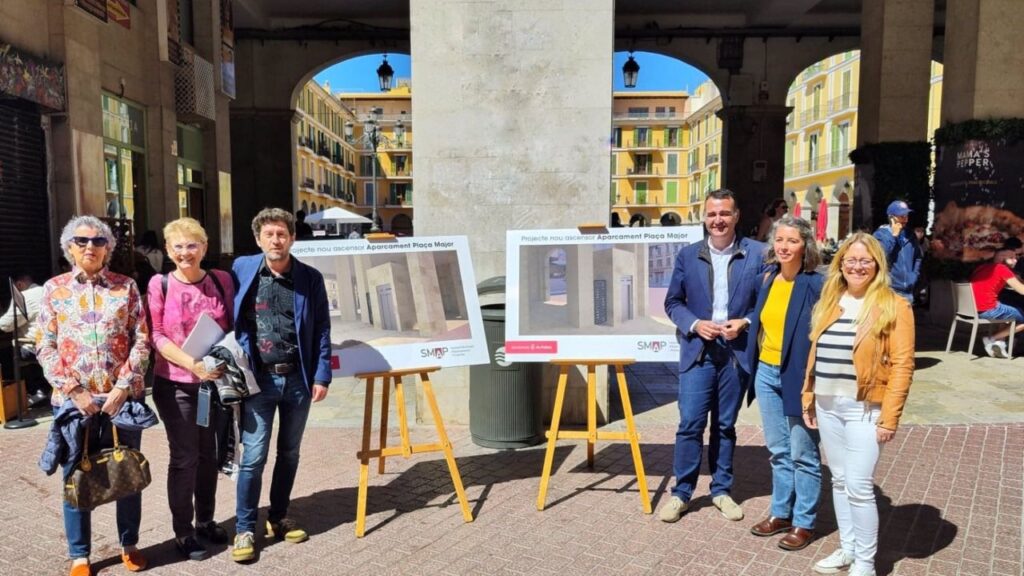 Los concejales Neus Truyol, Francesc Dalmau y Alberto Jarabo, durante la presentación del proyecto, junto a la Defensora de la Ciudadanía y la representante de la asociación de vecinos de Plaça Major