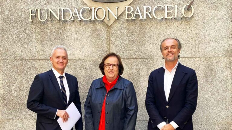 Diego González, junto a Francisca Barceló y José María Navarro
