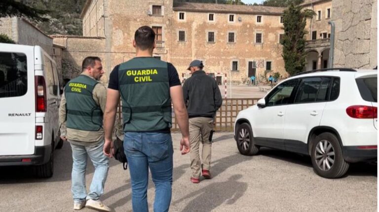 Momento de la detención del presunto autor del expolio cometido en el museo del Santuari de Lluc