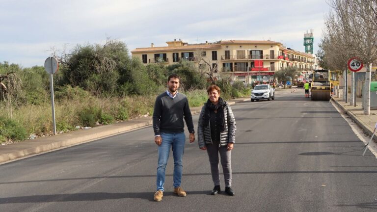 La alcaldesa, Maria Pons, y el edil Joan Gaspar Aguiló, en la Ronda de Santanyí