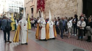 Salida de la 'process&oacute; dels estendards', desde el convento de Sant Antoniet, en Palma
