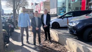 De izquierda a derecha, Toni Mir, Carles Cabrera y Josep Meli&agrave;, de El Pi-Proposta per les Illes, en el pol&iacute;gono de Son Castell&oacute;