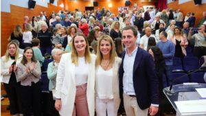 Estefan&iacute;a Gonzalvo (en el centro de la imagen), junto a Marga Prohens y Lloren&ccedil; Galm&eacute;s, durante su presentaci&oacute;n como candidata del PP a la alcald&iacute;a de Andratx