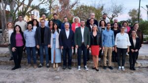 Llu&iacute;s Apesteguia y Jaume Alzamora, con los candidatos municipales de M&eacute;s per Mallorca, en Muro