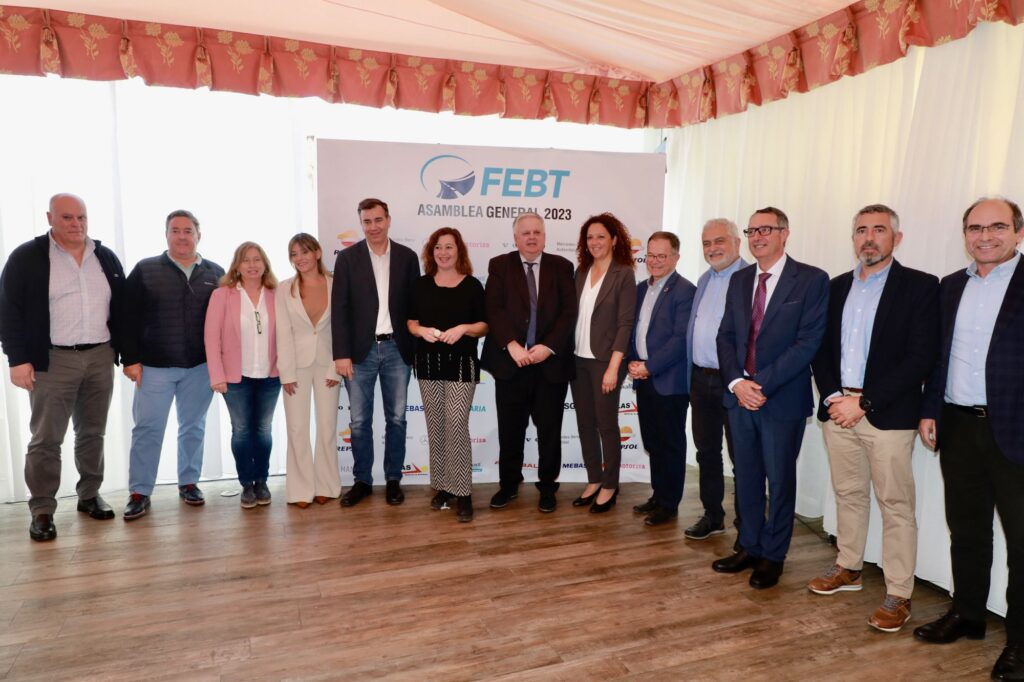 Nueva junta directiva de la patronal balear del transporte, junto a Francina Armengol, Catalina Cladera y Joan Marí