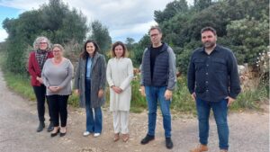 El alcalde de Manacor, Miquel Oliver (pen&uacute;ltimo, a la derecha), junto a la consellera de Hisenda, Rosario S&aacute;nchez (tercera por la izquierda), concejales municipales y cargos del Govern