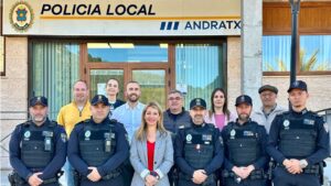 La alcaldesa de Andratx, Estefan&iacute;a Gonzalvo, y concejales del equipo de gobierno, con los nuevos oficiales de la Polic&iacute;a Local