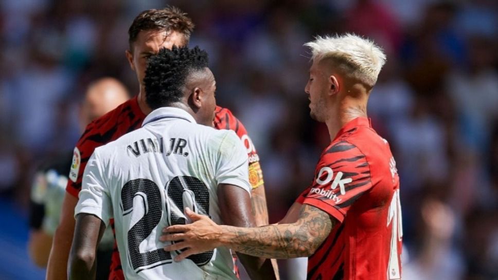 Vinicius Jr, el pasado 5 de febrero, en Son Moix, junto a los jugadores del Real Mallorca Antonio Raíllo y Pablo Maffeo