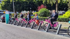 El regidor de Movilidad Sostenible, Francesc Dalmau y la gerente del SMAP, Irene Nombela, en la estaci&oacute;n de BiciPalma en s'Aigua Dol&ccedil;a, junto al presidente de la Asociaci&oacute;n de comerciantes y restauradores del Paseo Mar&iacute;timo, Manuel Jim&eacute;nez, el empresario Roberto Vidal y la directora del hotel Meli&agrave; Palma Marina, Galina Sosa.