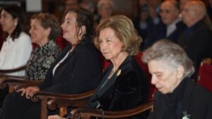 La Reina Do&ntilde;a Sof&iacute;a, junto a la presidenta del Govern, Francina Armengol, y la delegada del Gobierno, Aina Calvo, en el concierto solidario organizado por Projecte Home Balears en la Catedral de Palma