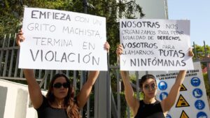 Dos manifestantes tras lo sucedido