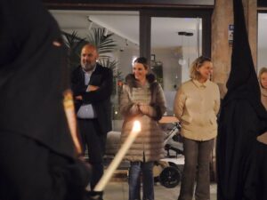 Jaime Mart&iacute;nez Llabr&eacute;s, Marga Prohens y Maria Salom contemplan una procesi&oacute;n de Semana Santa