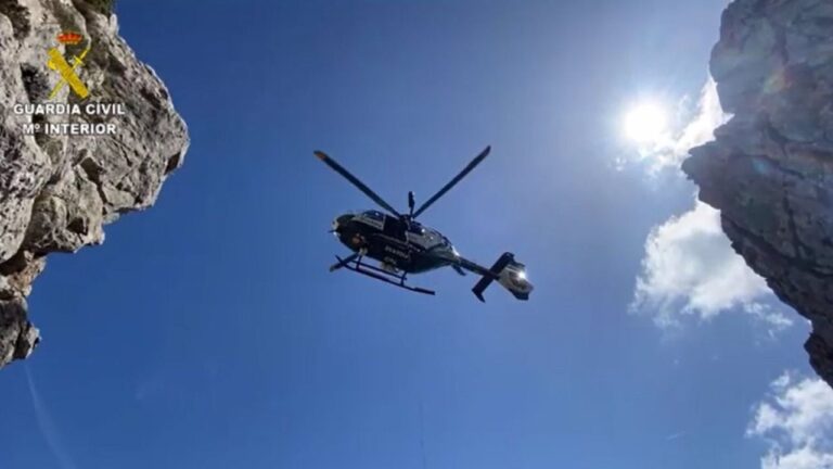 Un helicóptero de la Guardia Civil sobrevuela la zona de Puig de Galatzó, en la Serra de Tramuntana