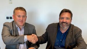 Toni Vallespir y Tolo Gili, tras la firma del acuerdo preelectoral entre Futur Llub&iacute; y El Pi