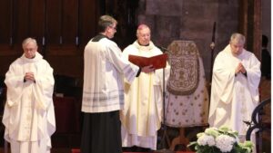 El obispo de Mallorca, Sebasti&agrave; Taltavull, durante la misa de Dijous Sant, en la Catedral. A su lado, los sacerdotes concelebrantes Teodor Suau y Francesc Ramis