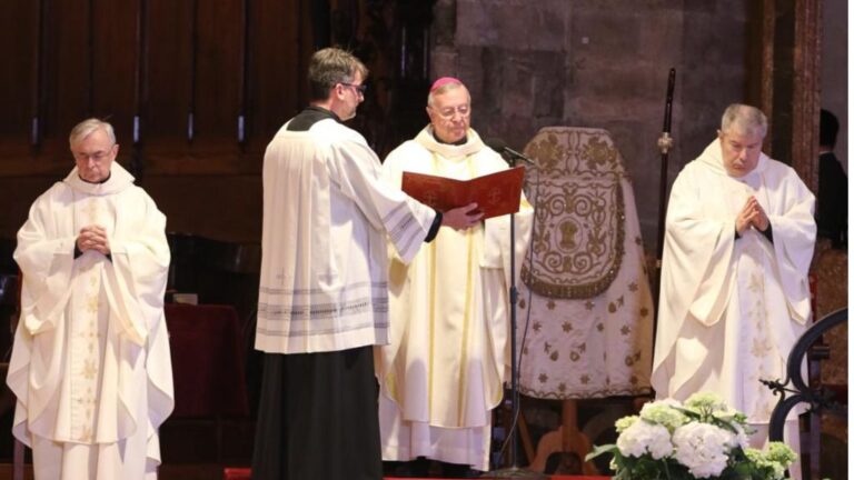 El obispo de Mallorca, Sebastià Taltavull, durante la misa de Dijous Sant, en la Catedral. A su lado, los sacerdotes concelebrantes Teodor Suau y Francesc Ramis