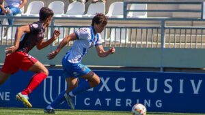 Marc Bar&oacute; conduce el esf&eacute;rico durante el partido disputado entre el ATB y el Bilbao Athletic, en el Estadio Balear