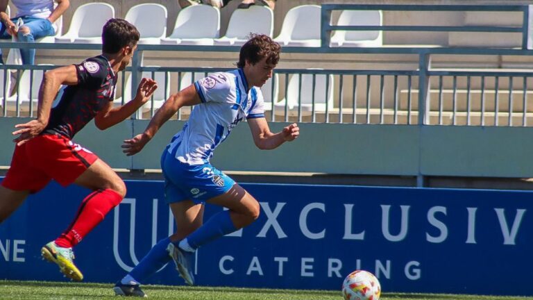 Marc Baró conduce el esférico durante el partido disputado entre el ATB y el Bilbao Athletic, en el Estadio Balear