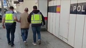 Momento de la detenci&oacute;n de un empleado de un 'after hours' de s'Arenal que, supuestamente, traficaba con droga en el establecimiento