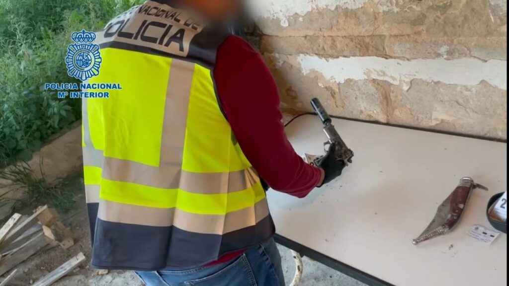 Un efectivo de la Policía Nacional recoge pruebas en la plantación de marihuana de Sant Joan donde se originó la violenta pelea