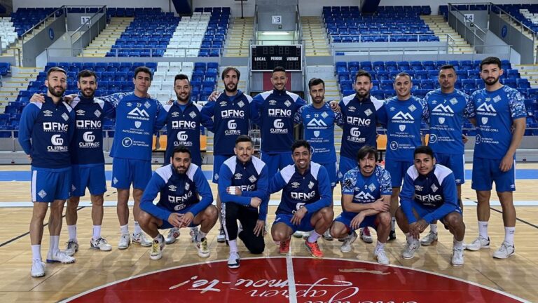Plantilla al completo del Mallorca Palma Futsal, en la pista de Son Moix