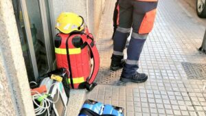 Operativo de emergencias desplazado al edificio del camino de Son Gotleu que ha registrado el incendio de una vivienda