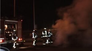 Un operativo act&uacute;a en el incendio de un coche, este Viernes Santo, en la autopista de Llucmajor