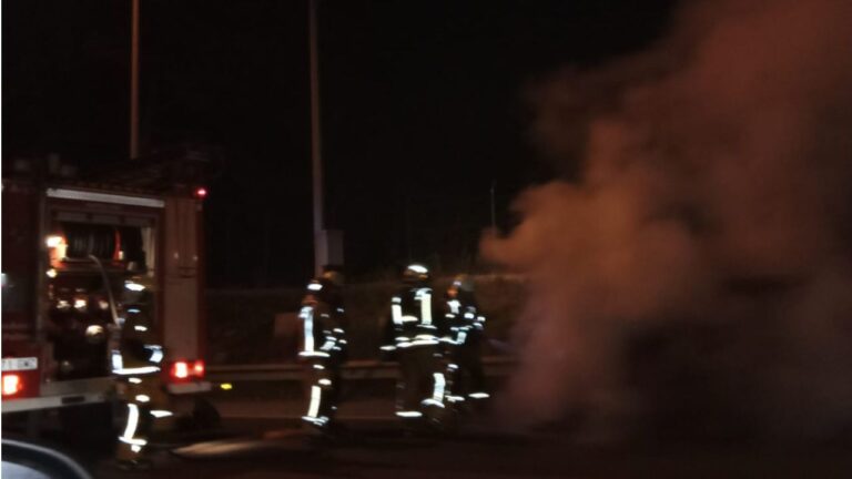 Un operativo actúa en el incendio de un coche, este Viernes Santo, en la autopista de Llucmajor