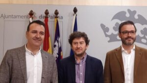 De izquierda a derecha, los concejales de Cort Francesc Dalmau y Alberto Jarabo, y el alcalde de Palma, Jos&eacute; Hila