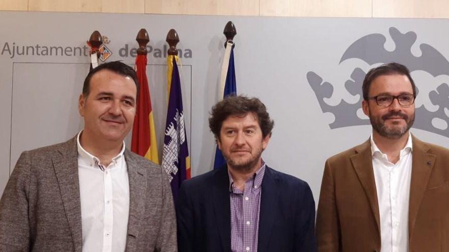 De izquierda a derecha, los concejales de Cort Francesc Dalmau y Alberto Jarabo, y el alcalde de Palma, José Hila